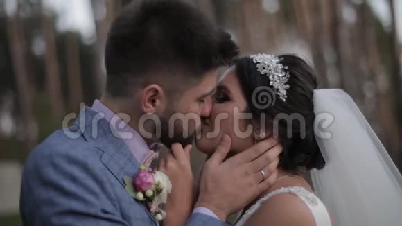 新婚夫妇接吻可爱的新郎和新娘幸福家庭视频的预览图