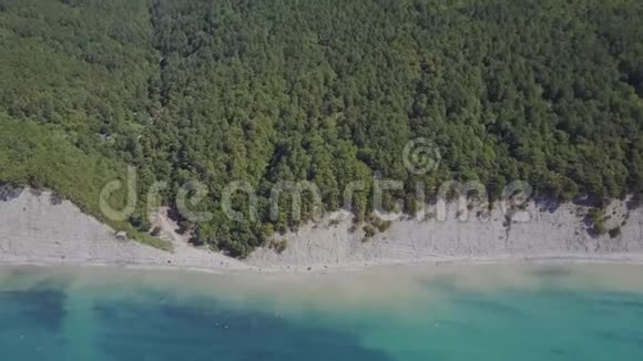 在海滩上空飞行山脉和悬崖视频的预览图