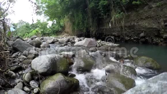 河水从下游的岩石中流过视频的预览图