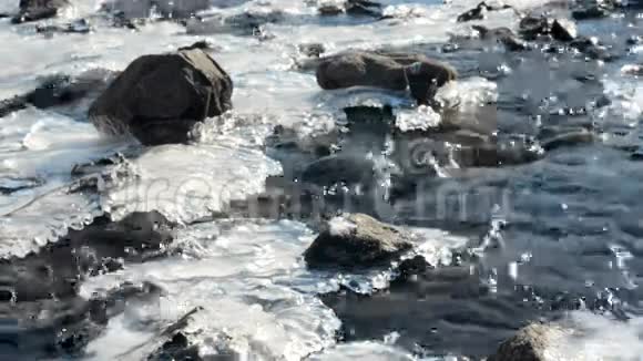 河水湍急布满岩石和冰层视频的预览图