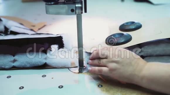 服装厂的裁剪工艺视频的预览图