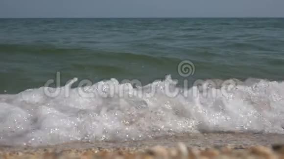 海边的海浪慢动作视频的预览图