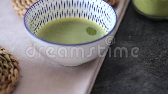 把绿茶抹茶放在碗里然后洗干净视频的预览图