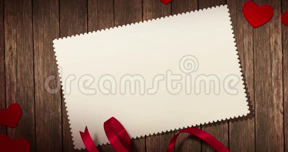 顶部的装饰红心和丝带与贺卡在旧木背景与文字空间爱的概念视频的预览图