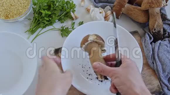女性手准备蘑菇的个人视角视频的预览图