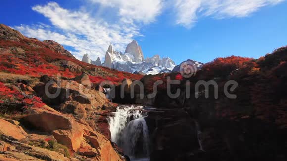 美丽的风景与瀑布和菲茨罗伊山巴塔尼亚视频的预览图