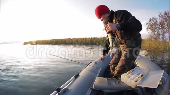 从船上钓鱼的人视频的预览图