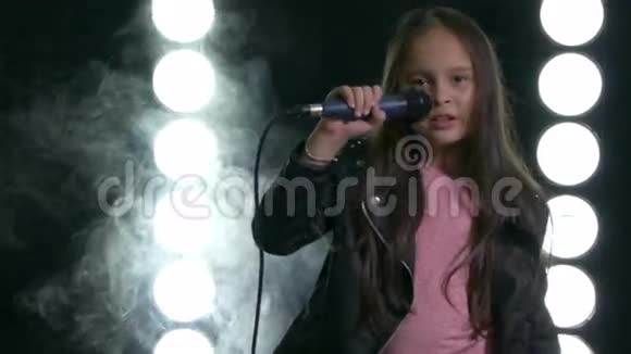 小女孩在舞台灯光前唱歌视频的预览图