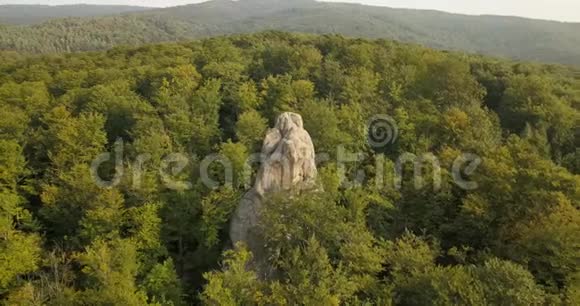乌克兰布布尼什切喀尔巴阡山脉日出时的多夫布什岩石视频的预览图