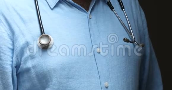 男性医生用听诊器视频的预览图