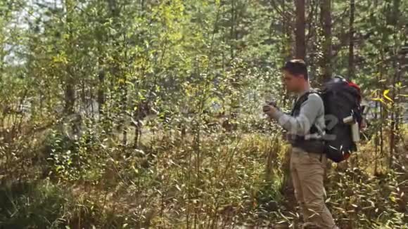 游客在森林中乘山河拍摄风景人拍摄如画的景色他拍照和拍照视频的预览图