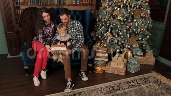 有圣诞礼物的快乐家庭圣诞节视频的预览图