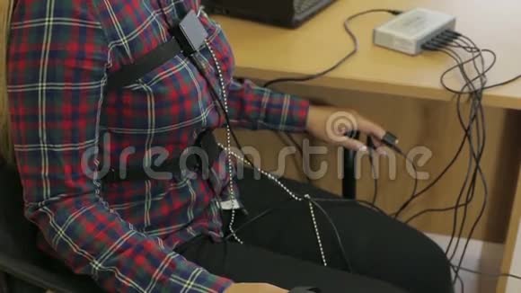 一个男人把一个女人放在感应器测谎仪上视频的预览图
