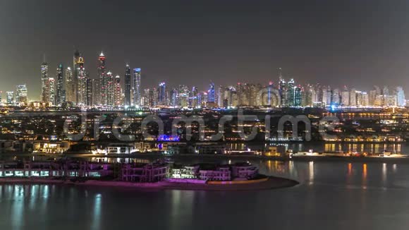 阿联酋迪拜的朱美拉棕榈岛天际线夜间时间视频的预览图