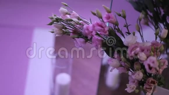 婚礼的漂亮装饰漂亮的花在桌子上视频的预览图