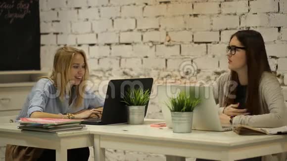 两个在办公室用笔记本电脑工作的女商人视频的预览图