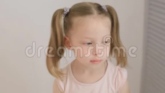 一个白色背景的小女孩的肖像视频的预览图