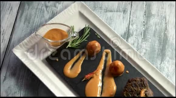 牛排酱汁和蔬菜视频的预览图