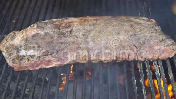 在烤架上烤猪肉排骨视频的预览图