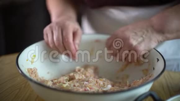 烹饪传统食物视频的预览图
