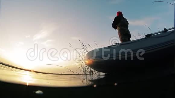 从船上钓鱼的人视频的预览图