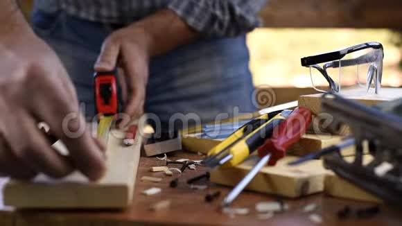 工匠在木板上工作木工视频的预览图