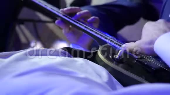 摇滚音乐家弹电吉他特写镜头视频的预览图