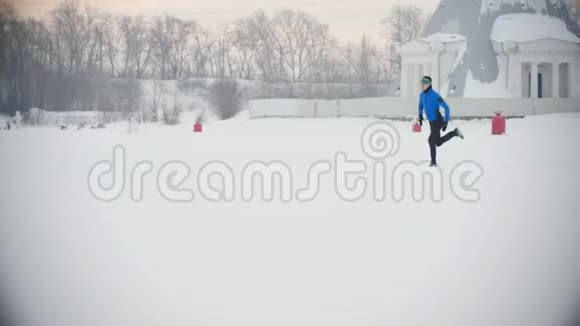 男运动员在冬季户外跑步视频的预览图