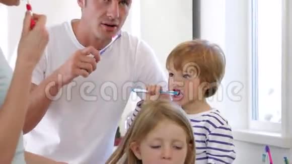 一家人一起在浴室里刷牙视频的预览图