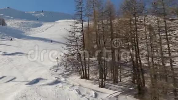 滑雪斜坡与滑雪者视频的预览图