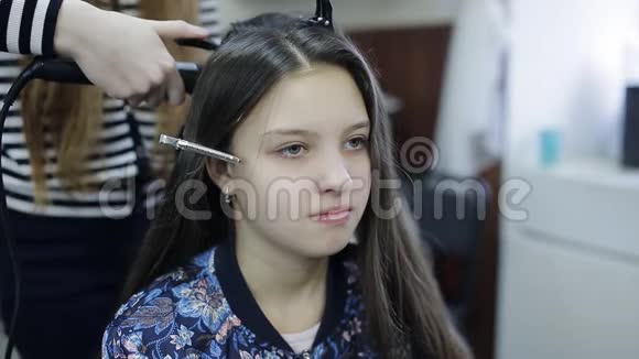 美发师让发型少女视频的预览图