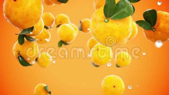 新鲜的橘子随着水滴落下慢动作逼真的动画隔离带视频的预览图