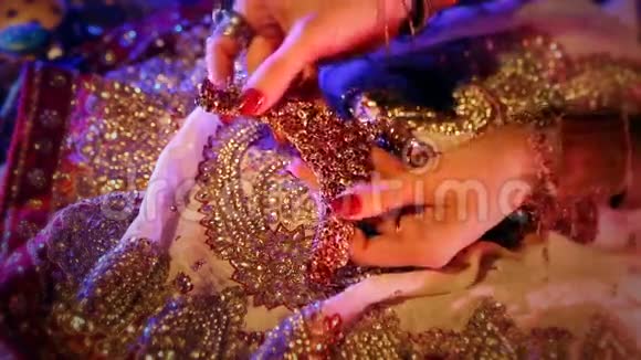 黄金东方珠宝及配件女性手与印度珠宝视频的预览图