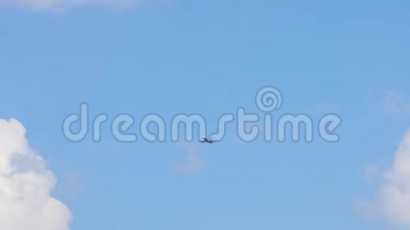 在蓝天上飞行的飞机视频的预览图