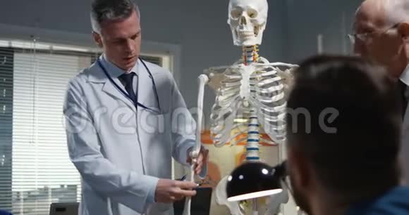 医生向他的同事解释诊断视频的预览图
