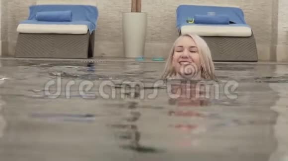 美丽的少女在游泳池里游泳视频的预览图