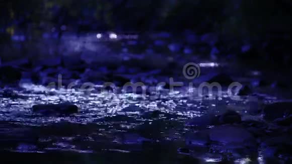 河流流过岩石之夜视频的预览图