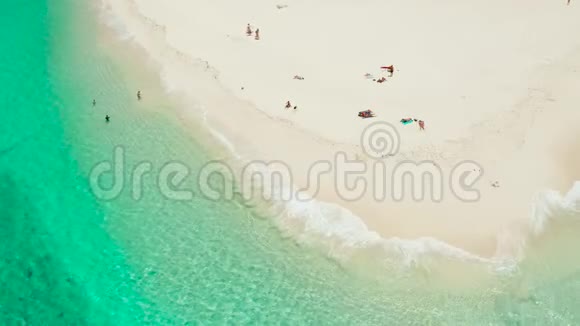 热带达科岛有沙滩和游客视频的预览图