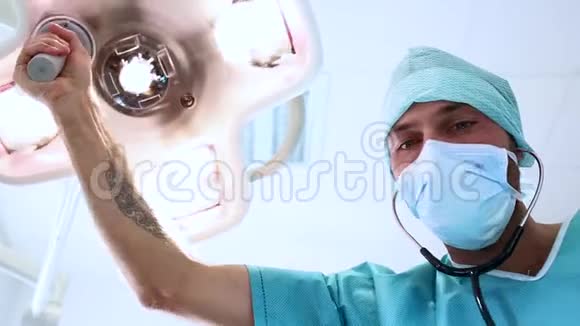 医院外科医生的画像视频的预览图