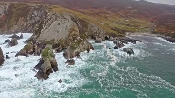 爱尔兰唐加尔县阿尔达拉和格伦科伦布基尔之间的惊人海岸线视频的预览图