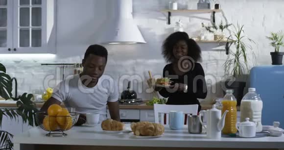 男人和女人在早餐时说话视频的预览图