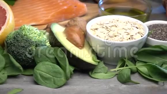 健康食品清洁饮食选择鱼水果蔬菜谷类叶蔬菜视频的预览图