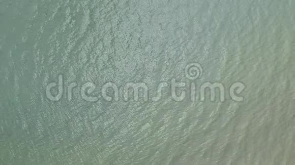 沙滩上的海浪波浪在海上海岸线和美丽的沙滩上视频的预览图