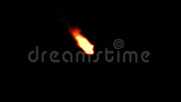 陨石火球落下黑色背景视频的预览图