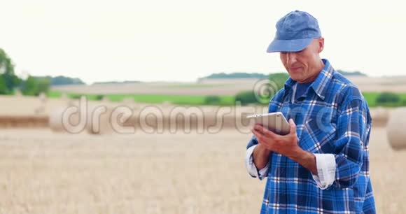 农民在实地考察时使用数字平板电脑视频的预览图