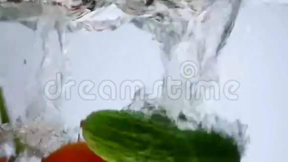 混合蔬菜在水中搅拌番茄和黄瓜视频的预览图
