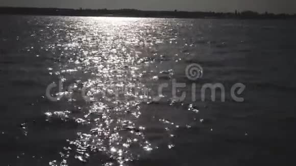 海水中太阳的倒影视频的预览图