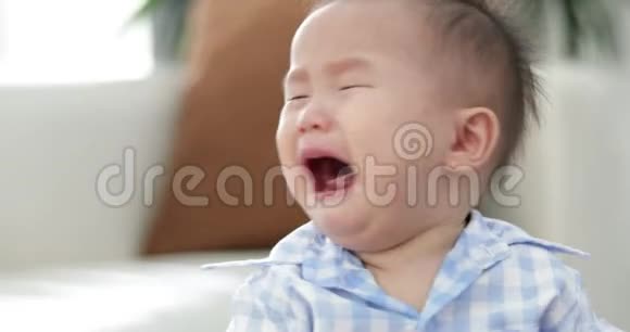 小亚洲男孩在哭视频的预览图