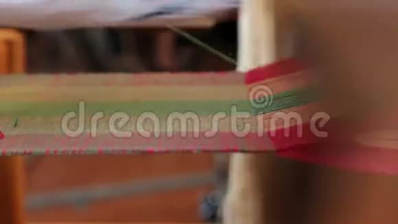 一个女人的手在一个古老的木织机上编织视频的预览图