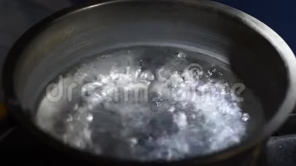 有沸水的金属色锅视频的预览图